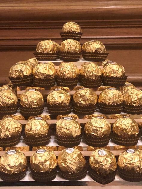 Golden Bday Decoration, Gold Snacks For Party, Golden Food Party, Gold Birthday Food Ideas, Champagne Gold Birthday Theme, Classy New Years Party, Brown And Gold Graduation Party Ideas, Golden Age Birthday Party Ideas, Gold Party Snacks