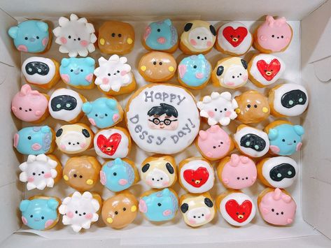 Bt21 Cupcakes, Bts Cupcakes, Bt21 Food, Cafe Pastries, Bts Party, 18th Bday, Food Business, Neon Wallpaper, Mini Fridge