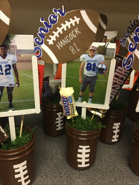 Football Cheer Banquet Centerpieces, Football Mason Jars Centerpieces, Senior Football Locker Decorations, High School Football Banquet Ideas, Football Centerpiece Ideas Diy, Dallas Cowboys Centerpieces Ideas, Youth Football Homecoming Ideas, Football Party Decorations Diy, Football Banquet Decorations