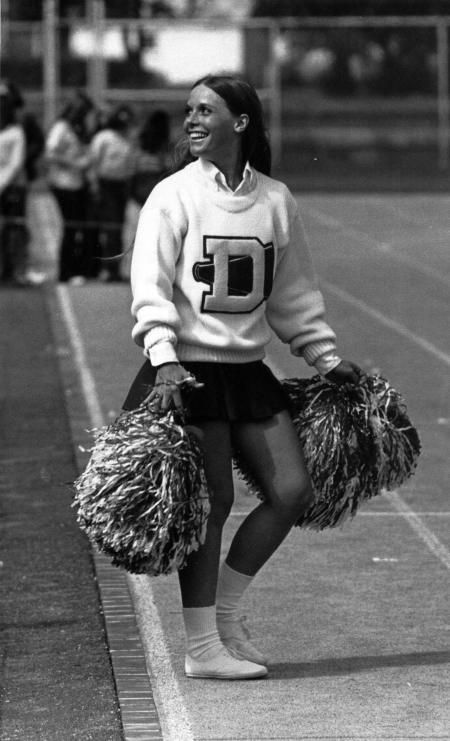 Football Game Outfit Highschool, Dickinson College, School Cheerleading, Cheers Photo, American High School, Cheerleading Pictures, College Football Games, Cheerleader Costume, Cheerleading Uniforms