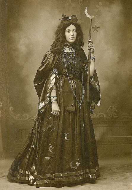 vintage everyday: 40 Interesting Vintage Portraits of People from the Late 19th and Early 20th Centuries Wiccan Halloween, Witch Fancy Dress, Arte Occulta, Halloween Princess, Ghost Girl, Portrait Vintage, Wiccan Witch, Vintage Witch, Witch Costume