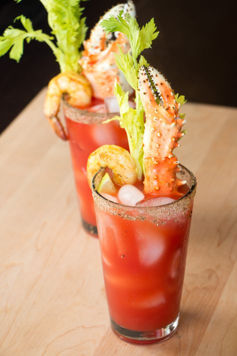 The Bloody Caesar is one of my favorite brunch + morning sips. The refreshing brininess and flourish of garnishes takes the basic Bloody Mary up a notch. Caesar Cocktail, Gluten Free Cocktails, Mexican Dinners, Gluten Free Drinks, Diy Easy Recipes, Mountain Mama, Best Gluten Free Recipes, Drinks Alcohol, Allergy Free Recipes