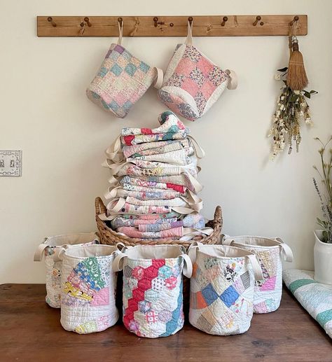 Mandy on Instagram: “Heads up! ⏰ My next restock will be this Sunday, 5/8 at 6:00 pm EST. I’ll be listing lots of baskets and hip packs, plus several other…” Quilt Upcycle Ideas, What To Do With Old Quilts, Diy Quilted Basket, Patchwork Basket, Repurposed Quilts, Quilt Basket, Quilt Crafts, Quilt Club, Sewing Machine Projects