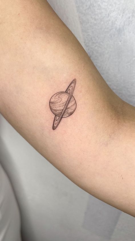 Saturno tattoo 9 Tattoo, Planet Tattoo, Saturn Tattoo, Planet Tattoos, Tatuaje A Color, Discreet Tattoos, Subtle Tattoos, Dainty Tattoos, Simplistic Tattoos