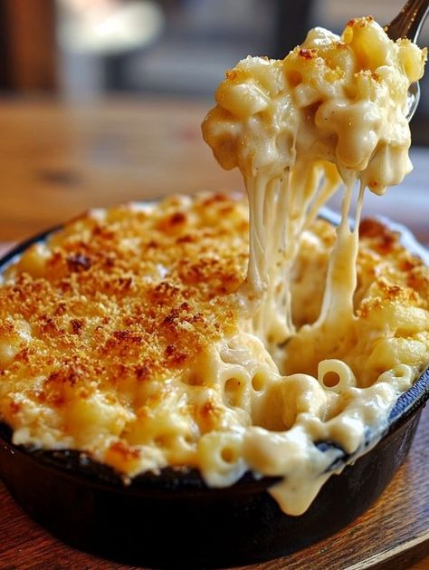 Mason Recipes Mac And Chess, Mac And Cheese Pictures, Mac N Cheese Aesthetic, Mac And Cheese Photography, Mac & Cheese, Mac And Cheese Aesthetic, Loaded Mac N Cheese, Crispy Mac And Cheese, Oven Baked Macaroni And Cheese