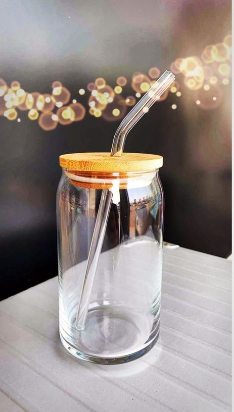 Pure and simple, this can-shaped glass is perfect for any drink, from iced coffee to tea, lemonade, smoothies, boba, water, and cocktails.  The eco-friendly bamboo lid with silicone seal will fit any size straw.  Choose straight or bent glass straw, Metal straw, or boba straw.  Dishwasher-safe glass with great feel in the hand.  It will quickly become your go-to cup! Perfect for the minimalist, it can also be decorated by you.  The beauty of an iced coffee as the cream pours through this crystal Beer Glass Cups, Clear Water Bottle, Christmas Beer, Smoothie Cup, Glasses Drinking, Iced Coffee Cup, Glass Straws, Glass Christmas Tree, Metal Straws