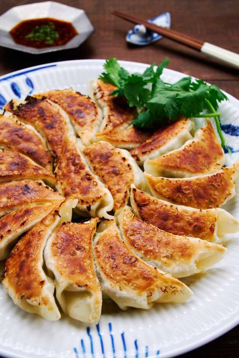 BEST Homemade Pork Gyoza Recipe (with video) Finger Foods For Super Bowl, Foods For Super Bowl, Pork Gyoza Recipe, Pork Gyoza, Gyoza Recipe, Fried Gyoza, Japanese Gyoza, Japanese Food Traditional, Japanese Street Food