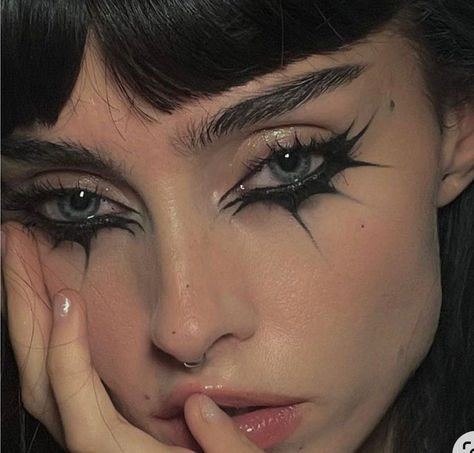 Maquillage Goth, Makeup 2024, Funky Makeup, Punk Makeup, Witch Makeup, Rave Makeup, Graphic Makeup, Graphic Eyeliner, Swag Makeup