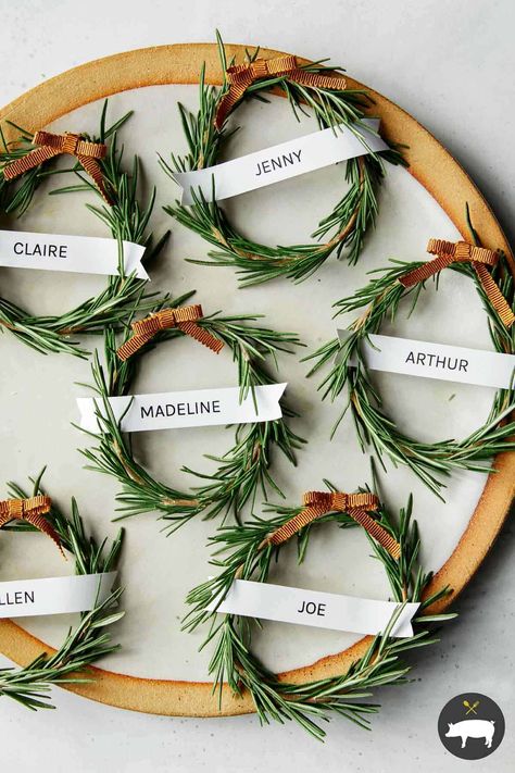 Place Cards Diy, Rosemary Wreath, Easy Diy Thanksgiving, Diy Place Cards, Christmas Place Settings, Christmas Name Tags, Christmas Place Cards, Thanksgiving Place Cards, Christmas Place