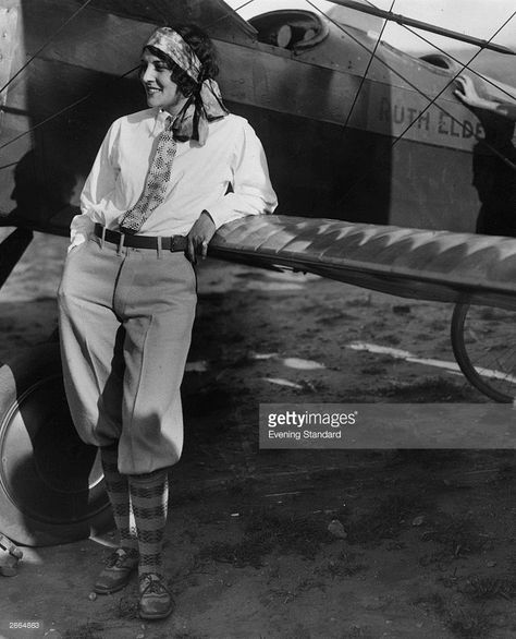 9.16.27 Pilot Ruth Elder (1902 - 1977) standing in front of her plane. Elder attracted much publicity: her popular hairstyle became known as 'Ruth Ribbons'. She married six times and became a movie star. Female Pilot, Aviators Women, Miss America, Fly Girl, 1920s Fashion, White Photo, Historical Fashion, Fashion History, Old Photos