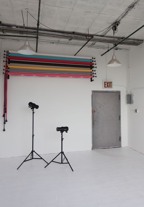 Minimalist Photo Studio Design, Photo Studio Garage, Garage Photo Studio Ideas, Bedroom Photo Studio, Open Space Studio, Garage Photography Studio Ideas, Photography Studio Backdrop, Basement Photo Studio, Photo Studio Interior Design Ideas