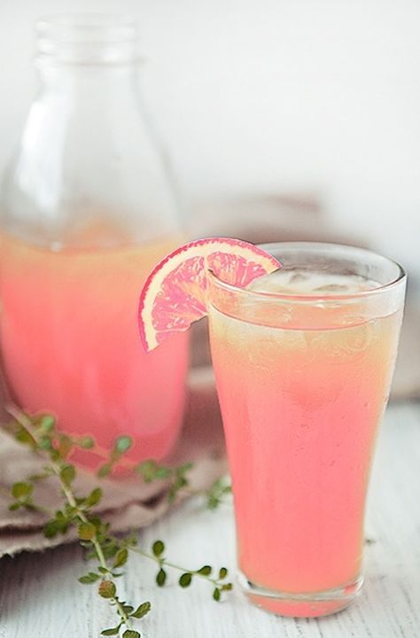 Make your own peach lemonade with this recipe. Peach Lemonade, Spring Dinner, God Mat, Good Eat, Think Food, Irish Cream, Diet Keto, Milkshakes, Smoothie Drinks