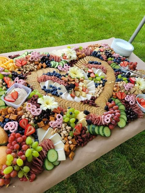 50th Anniversary Charcuterie Board, Charcuterie Heart, Charcuterie Board Wedding, Charcuterie Party, Charcuterie Board Meats, Charcuterie Appetizers, Amazing Food Platters, Luxury Picnic, Hidden Forest