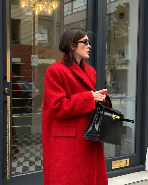 Valeria • Fashion Consultant (@sobalera) • Instagram photos and videos Red Wool Coat Outfit, Red Wishlist, Red Coat Outfit Winter, Outfit Rojo, Red Coat Outfit, Winter Coat Outfits, Red Wool Coat, Winter Neutral, Coat Trends