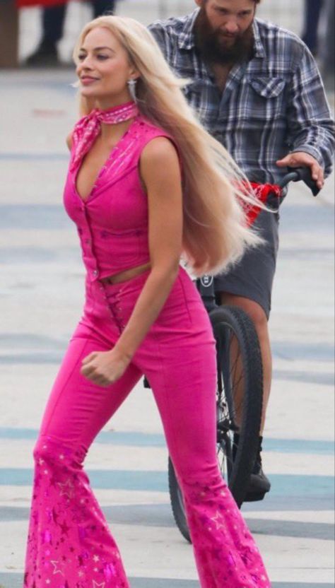 Pink Barbie Movie Outfits, Barbie Best Outfits, Barbie Pink Clothes, Barbies Hair Styles, Pink And Blue Barbie Party, Barbie Premiere Outfits, All Pink Barbie Outfit, Barbie Premiere Outfit Ideas, Barbie Inspired Fits