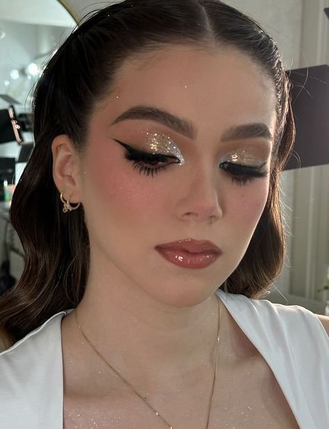 Western Glam Makeup, Makeup Birthday Looks, Light Quince Makeup, Olive Skin Makeup Looks, Glam Party Makeup Looks, Eyeshadow For Black Dress, Make Up Fiesta, Makeup For Formal, Gold And White Makeup