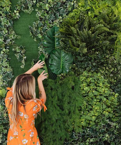 Faux Living Wall, Plant Wall Diy, Green Wall Garden, Vertikal Garden, Faux Walls, Artificial Plant Wall, Wall Diy, Faux Leaf, Dress Models