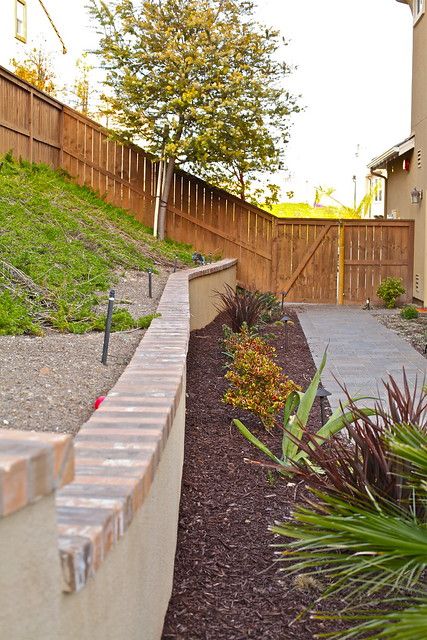 Retaining Wall Bricks, Brick Wall Gardens, Rock Yard, Stucco Wall, Retaining Wall Design, Garden Retaining Wall, Small Yard Landscaping, Concrete Retaining Walls, Landscaping Retaining Walls