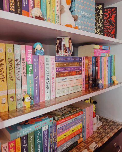 • June 14th • Here's a sneak peek to my favourite corner of my library. I hope no one can tell how obsessed I am with romance books after seeing this 🤭 #qotd - Spot any favourites??? (Library, Romance books, Books of Instagram, Bookstagram) #library #homelibrary #romancebookcollection #romancebooklovers #romancereadersofbookstagram #romancelover #booksbooksandmorebooks #bookseries #bookseverywhere Book Collection Aesthetic, Library Romance, Book Room Ideas, Cuartos Aesthetic, Instagram Bookstagram, Bookshelf Inspo, Bookshelf Aesthetic, Romcom Books, Book Tok