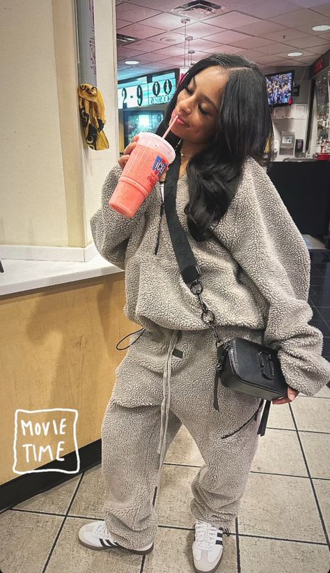 Comfy Fall Streetwear Outfits, Chill Baddie Fits, Chill Winter Outfits Lazy Days, Chill Thanksgiving Outfits Women, Pajamas Aesthetic Black Woman, Cabin Outfits Black Women, Chill Winter Fits, Fly Winter Outfits, Cozy Baddie Outfits