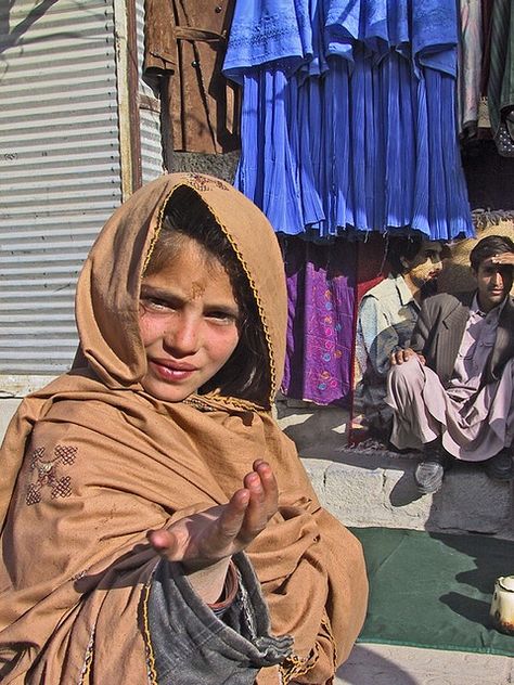 Afghanistan - Poor girl begging in Kabul Afghan Flag, Afghanistan Culture, Afghan Girl, Celebrity Fashion Looks, Afghan Clothes, Profile Pictures Instagram, Poor Children, People Of The World, Best Friend Pictures