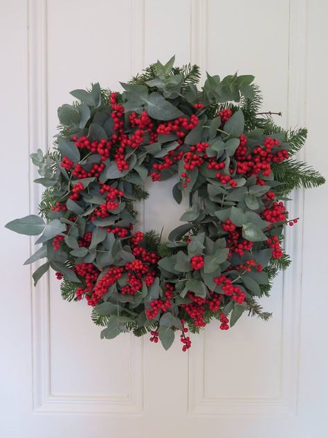 Ilex Berries, Christmas Advent Wreath, Red Berry Wreath, Holiday Wreaths Christmas, Christmas Berries, Christmas Decorations Wreaths, Christmas Door Wreaths, Advent Wreath, Christmas Trends