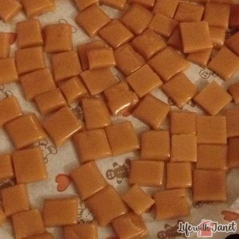 Six Minute Caramels Microwave Caramels Recipe, Homemade Caramel Candy Recipes, Caramel Recipe With Condensed Milk, 6 Min Caramels, Six Minute Caramel Recipe, Homemade Caramels Candy, 6 Minute Caramels, Caramels Recipe Easy, Melting Caramel Squares