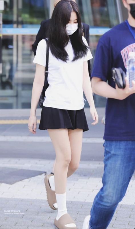 Jennie Kim Fits, Kpop Outfits Casual Korean Style, Jennie Fashion Casual, Jennie Simple Outfit, Kpop Outfits Ideas Casual, Jenny Kim Outfit, Jennie Kim Fashion Casual, Jennie Kim Outfits Ideas, Jennie Summer Outfit