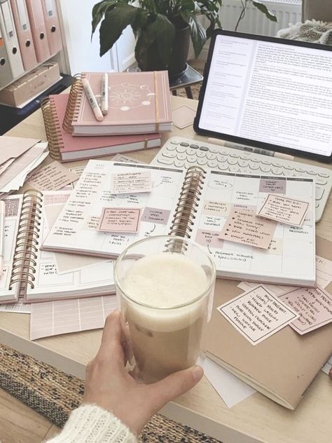 Cute School Supplies Aesthetic, School Supplies Aesthetic, Academic Comeback, Fun Beauty Products, Supplies Aesthetic, Pink Academia, Pretty School Supplies, Cute Stationary School Supplies, Reading Motivation