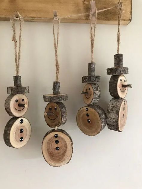 The Timeless Beauty of Rustic Ornaments in Christmas Decoration | My desired home Christmas Crafts Presents Homemade Gifts, Woodworking Christmas Gifts Diy Projects, Handmade Wood Christmas Gifts, Xmas Wood Projects, Wood Xmas Decorations, Log Christmas Decorations, Wood Presents Diy, Christmas Wood Decor Ideas, Christmas Wood Crafts To Sell Rustic