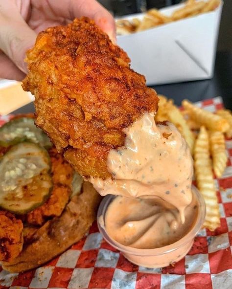 Fried Chicken And Fries, Spicy Food Ideas, Fried Chicken Aesthetic, Chips And Chicken, Food Fried Chicken, Nashville Chicken, Food Spicy, Chicken And Chips, Fried Chicken Tenders