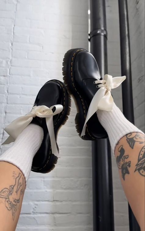 Martens Style, Ribbon Shoes, Doc Martens Outfit, Dr Shoes, Shoe Inspo, Colorful Shoes, Aesthetic Shoes, Swag Shoes, روتين العناية بالبشرة