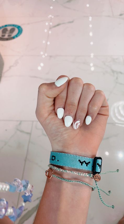 Cute Summer Nails White Design, Preppy Nails Almond Short, Cute Short Nails White Design, Back To School Nails Short White, Preppy Nails Short Gel, Back To School Nails Acrylic Short White, Back To School Nail Ideas Acrylic, Nails Acrylic For School, Preppy Nails Simple