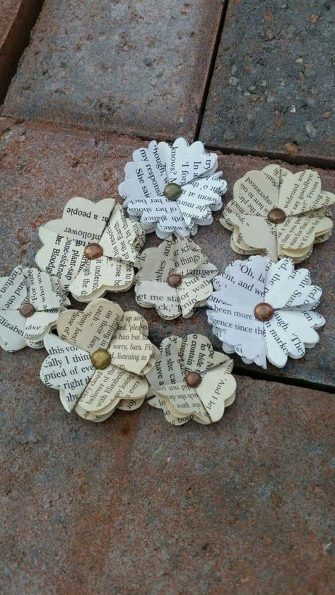 Paper Folded Flowers, Crafts Out Of Old Books, Paper Book Flowers, Newspaper Flowers Diy Easy, Newspaper Flowers Diy, Book Paper Flowers, Sheet Music Flowers, Folded Paper Flowers, Newspaper Flowers