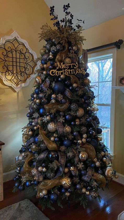 Blue Black Gold Christmas Tree, Gold And Navy Blue Christmas Tree, Modern Navy Blue Christmas Tree, Navy Blue Tree Christmas, Navy Blue Gold Christmas Tree, Navy And Rose Gold Christmas Tree, Navy And Gold Christmas Tree Decorations, Christmas Tree Ideas Navy Blue And Gold, Navy And Bronze Christmas Tree