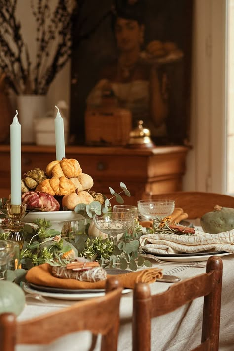 Classic Thanksgiving Decor, Harvest Tablescape, Autumn Entertaining, Thanksgiving Table Decor Ideas, Basic Bread Recipe, Diy Floral Centerpieces, Cozy Brunch, Table Presentation, Thanksgiving Planner