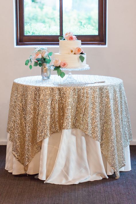 cake table Photography: Rachel Solomon Photography - www.rachel-solomon.com/ Read More: http://www.stylemepretty.com/2014/10/15/vintage-blush-and-gold-arizona-wedding/ Arizona Wedding, Blush And Gold, Cake Table, Style Me Pretty, Wedding Cake, Style Me, Table Cloth, Arizona, Blush