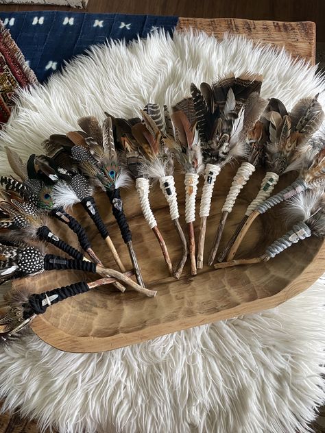 Feather Holder, Beach Art Crafts, Angel Wings Wall Art, Feather Crafts Diy, Smudging Feathers, Wiccan Crafts, Antler Art, Driftwood Projects, Native American Crafts