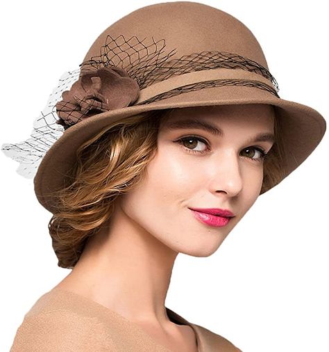 1940s Hats History - 20 Popular Women's Hat Styles Topi Vintage, 40s Hairstyles, 1940s Hats, Bowler Hat, Fancy Hats, 40s Fashion, Poses References, 1940s Fashion, Beautiful Hats