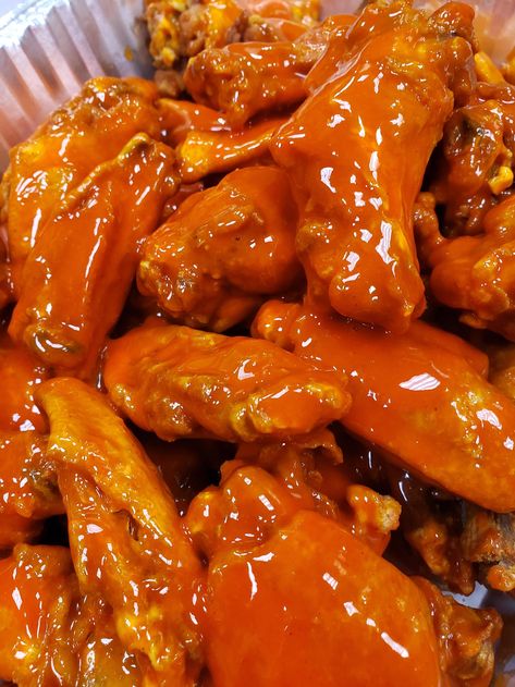 [Pro/Chef] Fried Wings with buffalo sauce Fried Wings, Gif Recipes, Soul Food Dinner, Cooking Tutorials, Sleepover Food, Junk Food Snacks, Football Sunday, Food Babe, Food Therapy