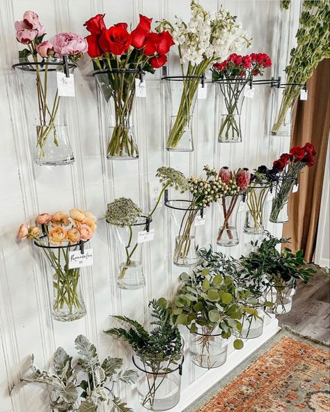 Dried Floral Projects, Floral Bucket Display, Floral Displays Retail, Flowers Cafe Design, Display Flowers Ideas, Flowershop Aesthetic Vintage, Flower Shop Design Interiors Ideas Decor, Flower Shop Booth Design, Tiny Store Ideas