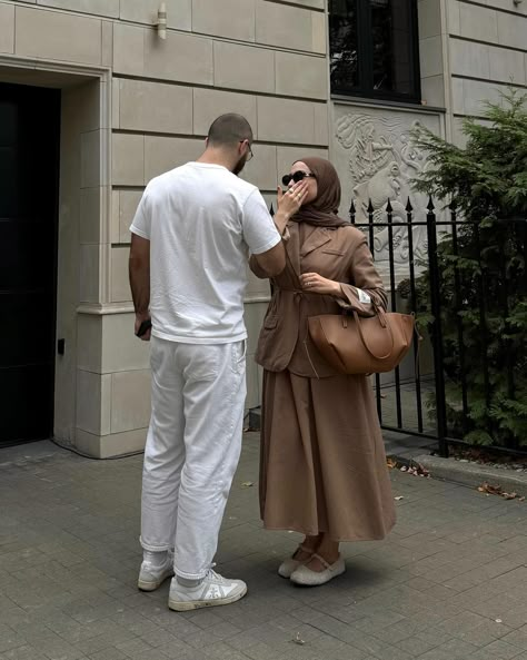 Je te laisserai des mots <3 hijabi girl,Pinterest hijab outfit,elegant modest outfit,Muslim couple,parents outfit,love,autumn vibe,date autumn Outfit Muslim, Outfit Elegant, Outfits Hijab, Modest Outfit, Elegant Couple, Love Autumn, Muslim Couple, Outfit Hijab, Hijabi Girl