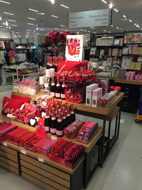 Valentines Day Retail Display, Valentine Display Ideas Retail, Holiday Retail, Gift Shop Displays, Valentines Day Wine, Supermarket Design, Boutique Display, Store Layout, Shopping Design