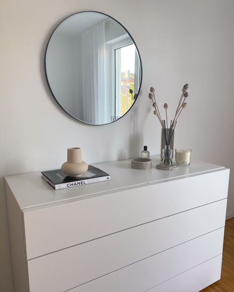 kommode interiordesign schlafzimmerideen Bedroom Dresser Decor Minimalist, Small Drawers Bedroom, Minimalistic Dresser Decor, Malm Decor Ideas, Chest Of Drawers Decor Bedroom, Bedroom Chest Of Drawers Decor Ideas, Ikea Drawers Bedroom, Decor On Top Of Dresser, Ikea Dresser Decor