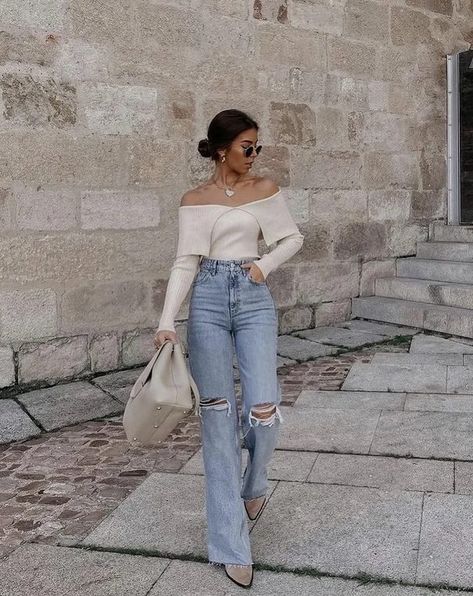 30 Top Trending Flare Jeans Outfits To Wear Now Flare Jeans Outfit, High Rise Wide Leg Jeans, Zara Jeans, Jeans Color, Winter Fashion Outfits, Fall Winter Outfits, Outfits Casuales, Ripped Jeans, Look Fashion