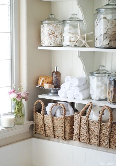 Lovely DIY Bathroom Linen Shelves by Ella Claire Wood Shelf Brackets, Desain Pantry, Beach Theme Bathroom, Beach Bathroom Decor, Decor Ikea, Nautical Bathrooms, Coastal Bathrooms, Regal Design, Beach Bathrooms