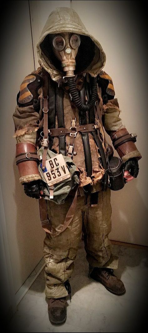 Post-apo LARP costume. Made by Larpworks. Scrappunk Fashion, Apocalypse Halloween Costume, Fallout Outfits Post Apocalyptic, Apocolapyse Outfits, Stalker Outfit, Apocalypse Punk, Wasteland Aesthetic, Apocalypse Cosplay, Apocalypse Costume