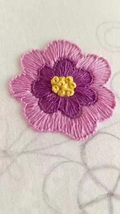 Sahory en TikTok Instagram Story Promotion, Diy Embroidery Flowers, Stain Stitch, Beautiful Embroidery Designs, Embroidered Alphabet, Embroidery Flower Design, Fabric Pattern Design, Amazing Embroidery, Basic Hand Embroidery Stitches