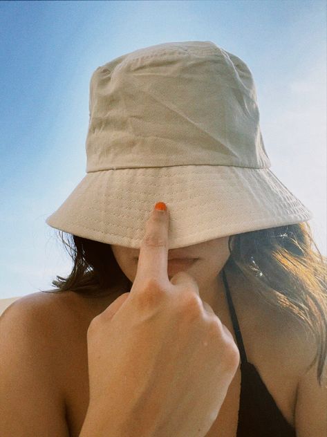 The girl is wearing a bucket hat and she took a selfie covering her face and her index finger is pulling down the bucket hat on her face. Bucket Hat Poses, Bucket Hat Photoshoot Ideas, Outing Pics, Bucket Hat Photoshoot, Bucket Hat Summer Outfit, Bucket Hat Beach Outfit, Punta Cana Pictures, Photo Inspiration Beach, Hat Photoshoot