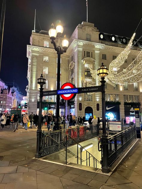 London Underground Piccadilly Circus Agatha Oddly, London Moodboard, London Xmas, Piccadilly London, Piccadilly Circus London, London Ideas, Underground London, London Girl, London Vibes